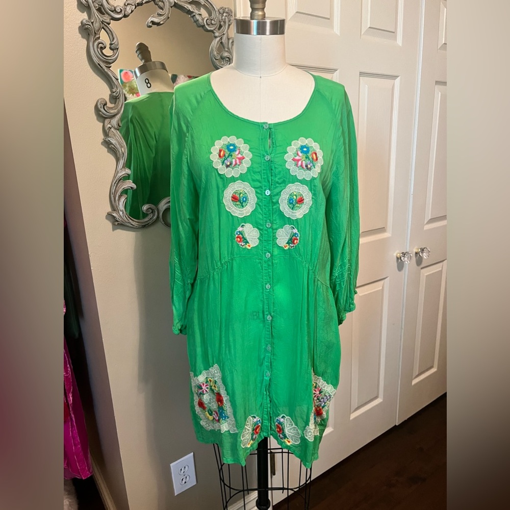 Johnny Was Silk blend appliquéd tunic. Sz Med.